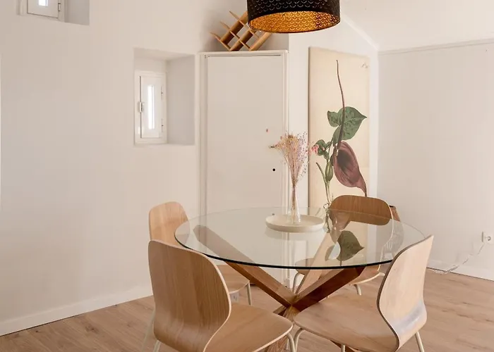 Calcada Do 50 4º דירה *